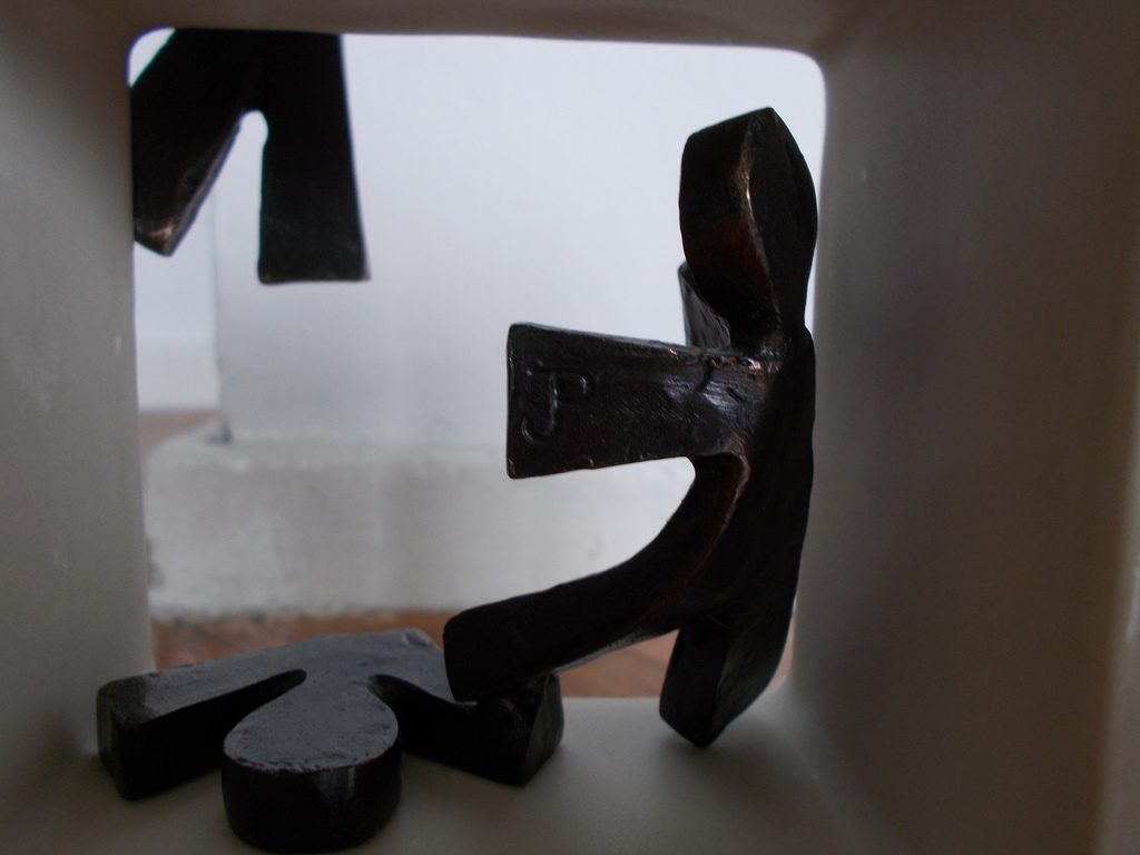 Keramisch beeld met bronzen figuren,gemonogrammeerd met JP.Jaren 80. kopen? Bied vanaf 48!