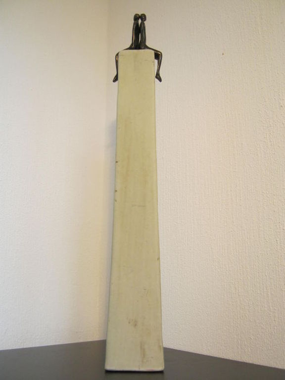 Sculptuur van Corry van Ammerlaan - 2 Bronzen figuurtje op hoge sokkel Keramiek kopen? Bied vanaf 15!