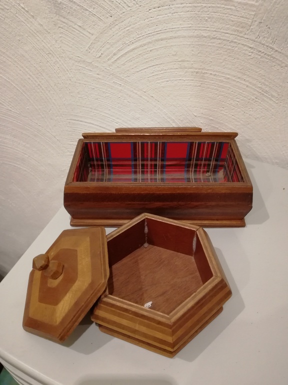 2 antieke houten kistjes - gemaakt uit noten hout kopen? Bied vanaf 20!