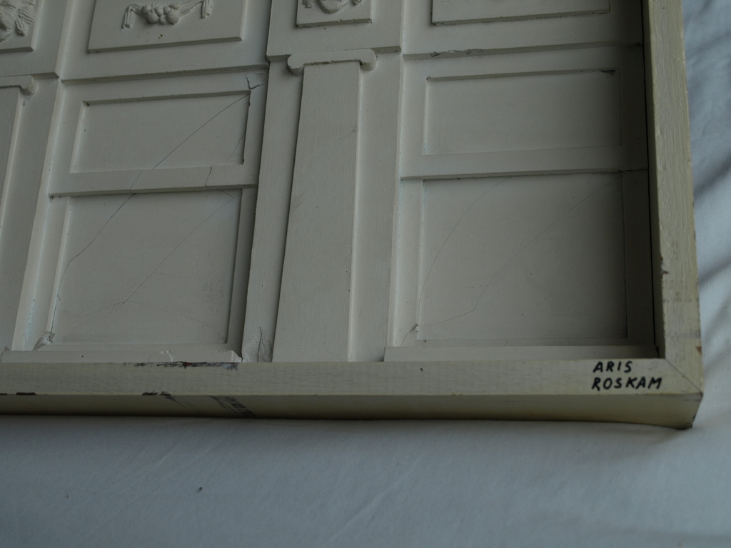 Aris Roskam : Beelden in kabinet – Hond uit het Raam – gesigneerd – ca 1980 kopen? Bied vanaf 30!