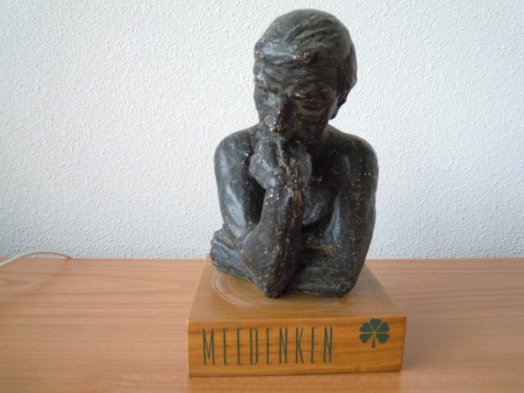 Beeldje - titel meedenken - niet gesigneerd - 25 cm hoog. kopen? Bied vanaf 20!