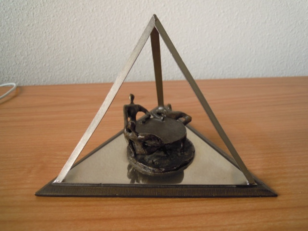 Bronzen beeldje van CORRY AMMERLAAN 17 cm breed en  13 cm hoog. kopen? Bied vanaf 20!