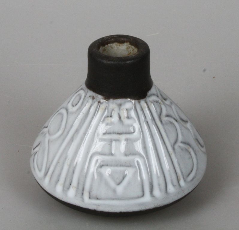 Mobach 1950's vaasje met reliëfdecor kopen? Bied vanaf 15!