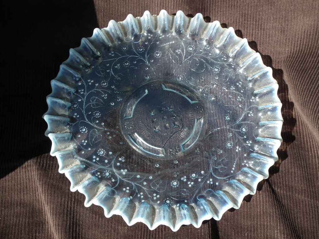 Ongespecificeerd - Opaline fruitschaal met bloemen en bladeren omstreeks 1900 - 1940 kopen? Bied vanaf 35!