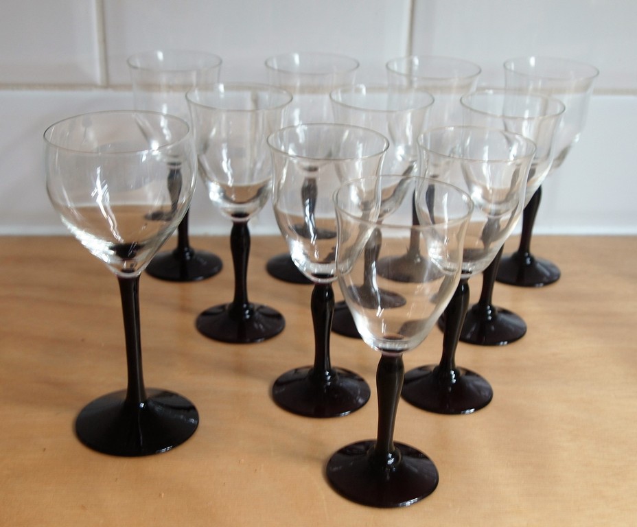 W.J. Rozendaal voor Kristalunie - 10 wijnglazen met paarse voet servies Ponti  kopen? Bied vanaf 1!
