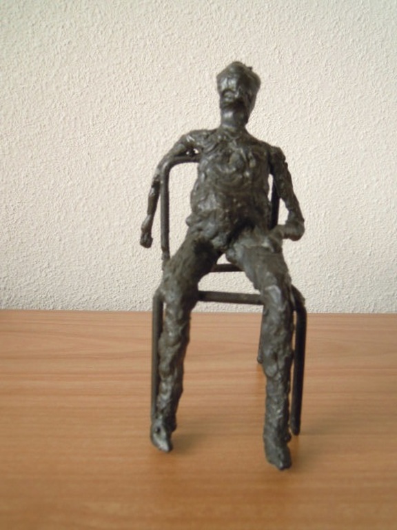 Handgemaakt beeldje 15 cm hoog  - vrouw op stoel - kunstenaar onbekend. kopen? Bied vanaf 25!