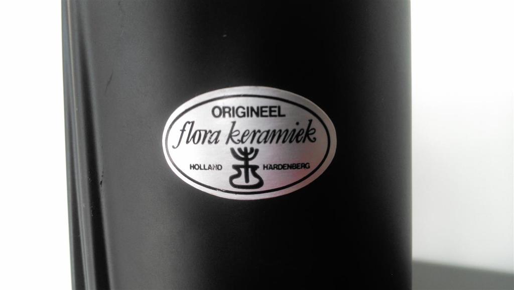 Jeroen Bechtold voor Flora Keramiek Hardenberg: Matzwarte vaas kopen? Bied vanaf 7!