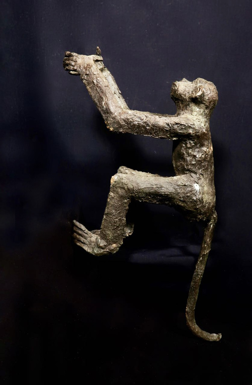 Adri de Waard: Brons beeld, De aap kopen? Bied vanaf 400!