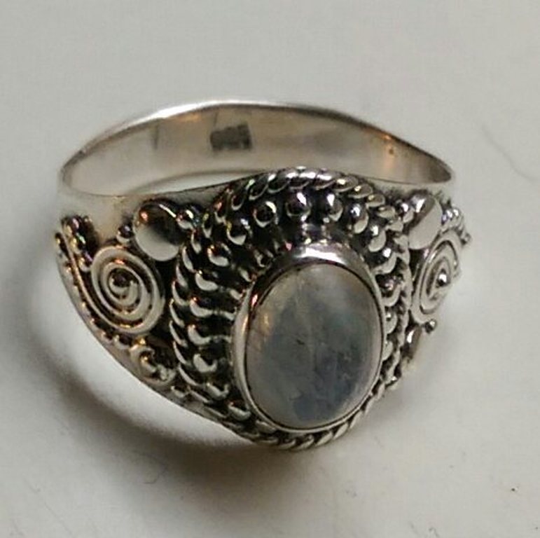 Zilveren ring met maansteen  kopen? Bied vanaf 11!