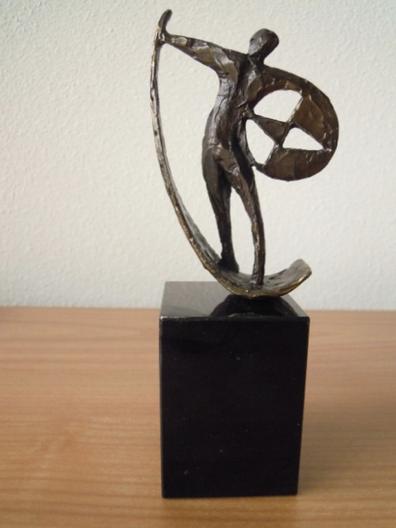 Massief gesigneerd bronzen beeld - 18 cm hoog inclusief de zwart marmeren sokkel kopen? Bied vanaf 45!