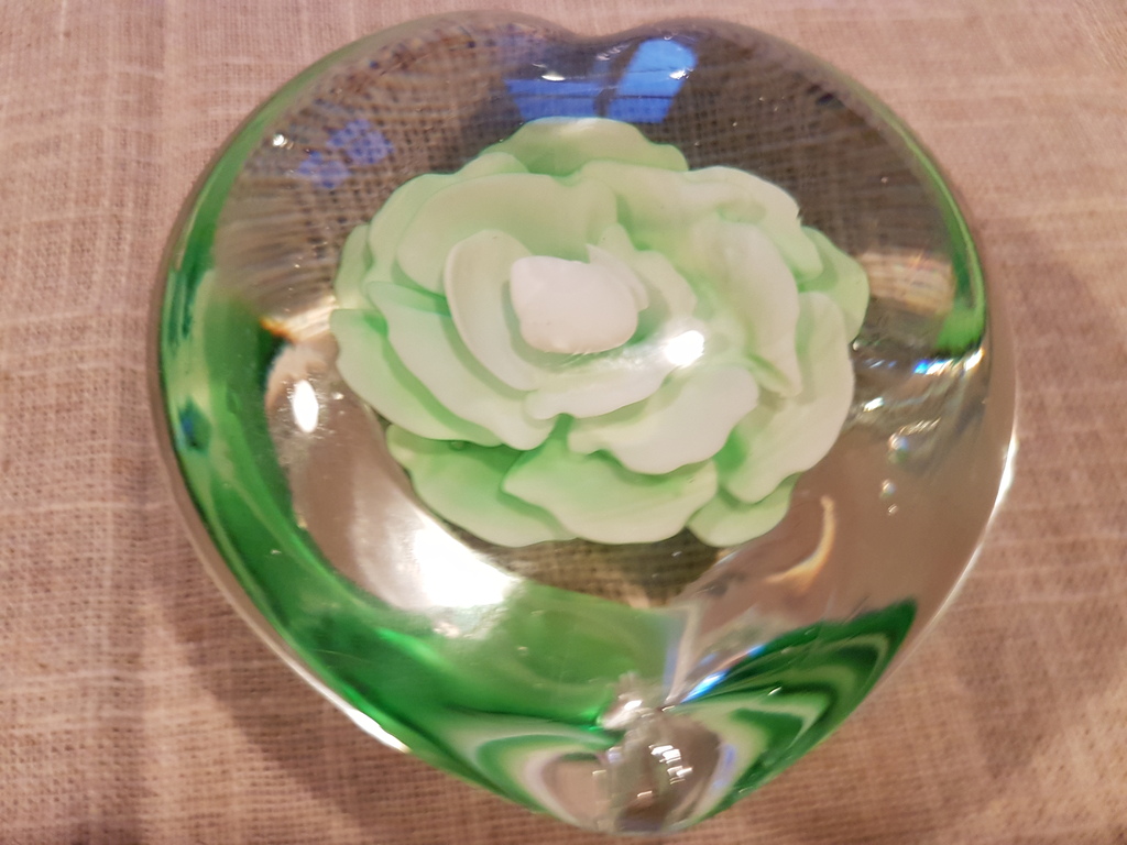 Hartvormige presse-papier met bloem in Melk glas ( vetro lattimo )  kopen? Bied vanaf 15!