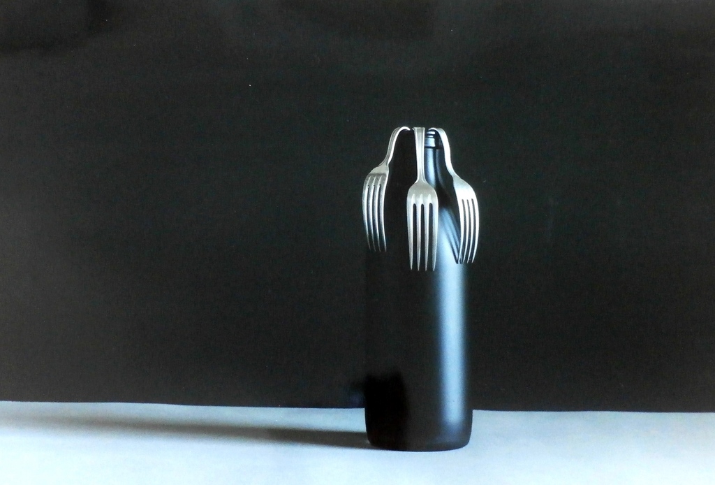 Jean Ruiter - foto: A vase with three bent forks - 1987 verkocht voor € 65!