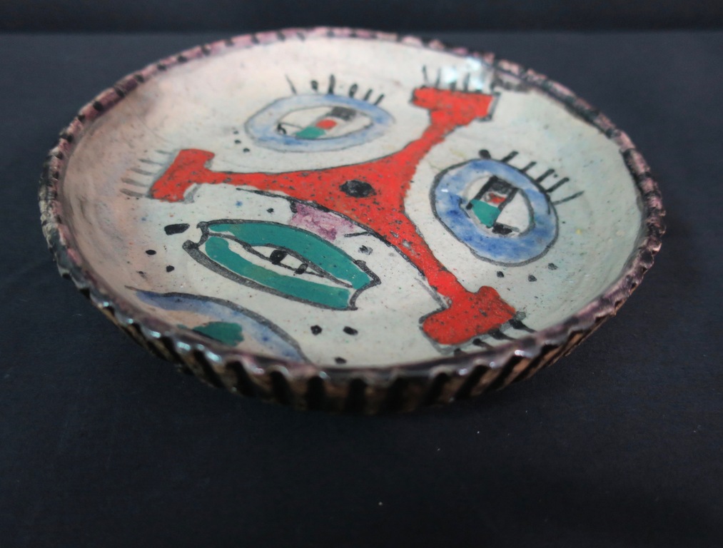 Harm Kamerlingh: Geglazuurd en polychroom beschilderd schaaltje van aardewerk kopen? Bied vanaf 1!