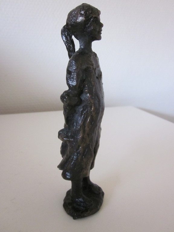 Bronzen beeldje van meisje met pop kopen? Bied vanaf 25!