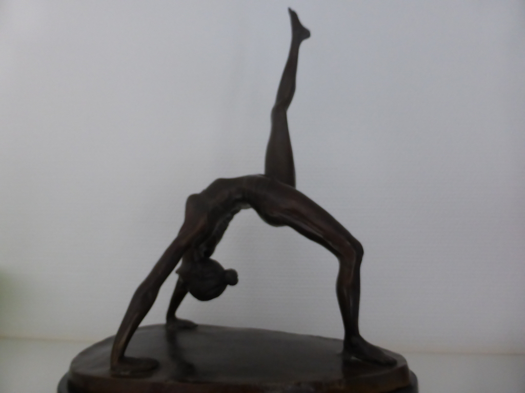 Danseres, mooi beeld uit het begin van de vorige eeuw door Bruno Zach verkocht voor € 225!