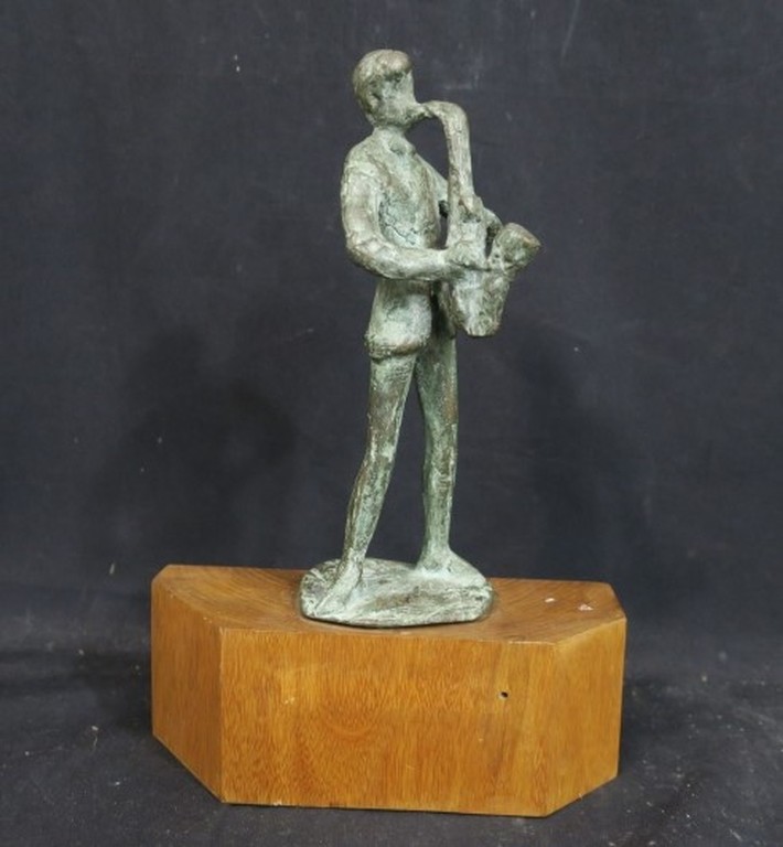 Margot Hudig-Heldring: Bronzen beeld op houten sokkel, Saxofonist verkocht voor € 200!