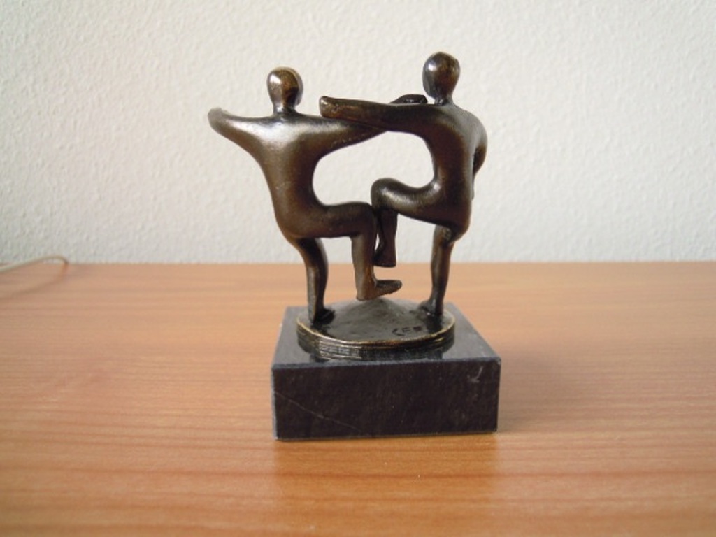 Prachtig beeldje CORRY AMMERLAAN " Vriendschap " 11 cm hoog inclusief sokkel. kopen? Bied vanaf 20!