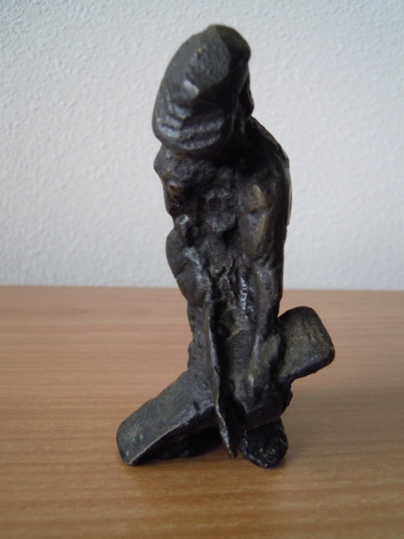 Massief zwaar bronzen beeldje JAAP HARTMAN 12 cm hoog- gesigneerd. kopen? Bied vanaf 25!