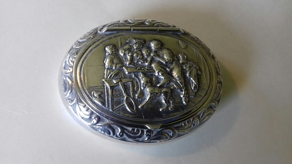 Verzilverd pillendoosje met oud Hollands tafereel.  kopen? Bied vanaf 17!