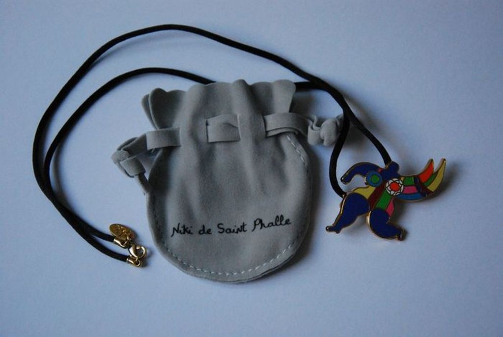 Niki de Saint Phalle: Mi-Femme Mi-Ange - broche/hanger - 1984. kopen? Bied vanaf 135!