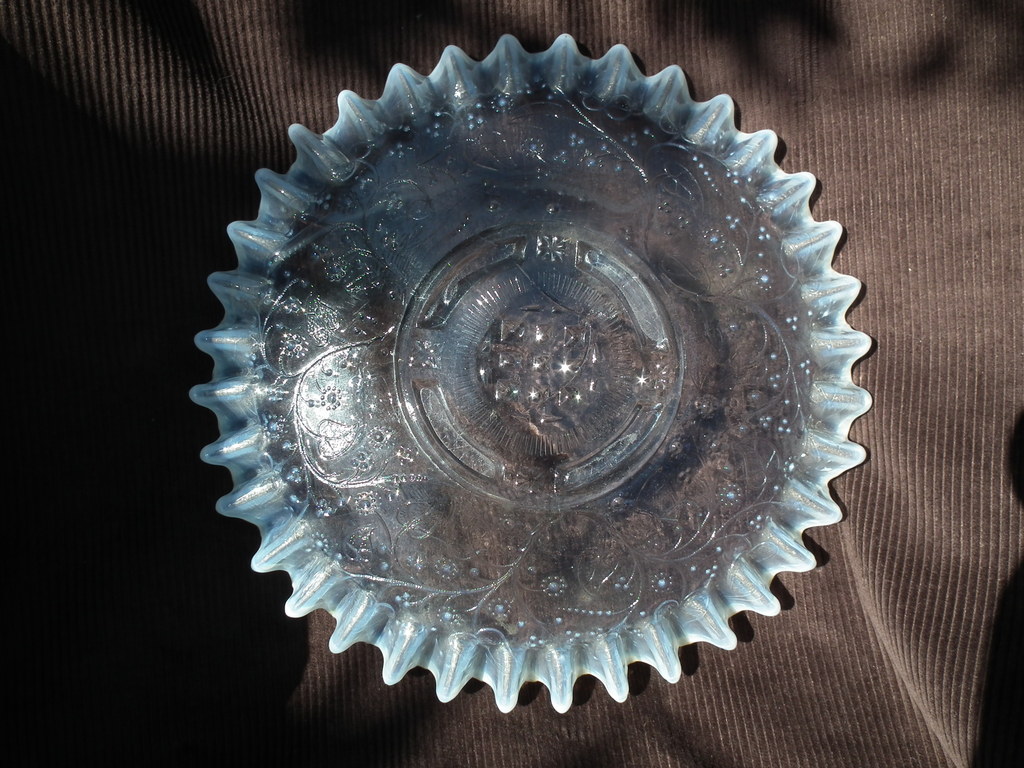 Ongespecificeerd - Opaline fruitschaal met bloemen en bladeren omstreeks 1900 - 1940 kopen? Bied vanaf 35!