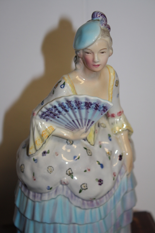 Gold Crest Ceramique Corp -  DAME in BAROQUE JURK kopen? Bied vanaf 52!