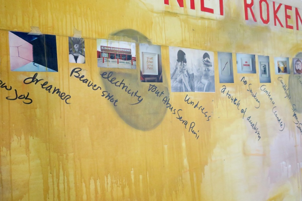 Leon Dekker: Olie en collage op doek, The revue company - Ingelijst (Zeer groot) kopen? Bied vanaf 1!