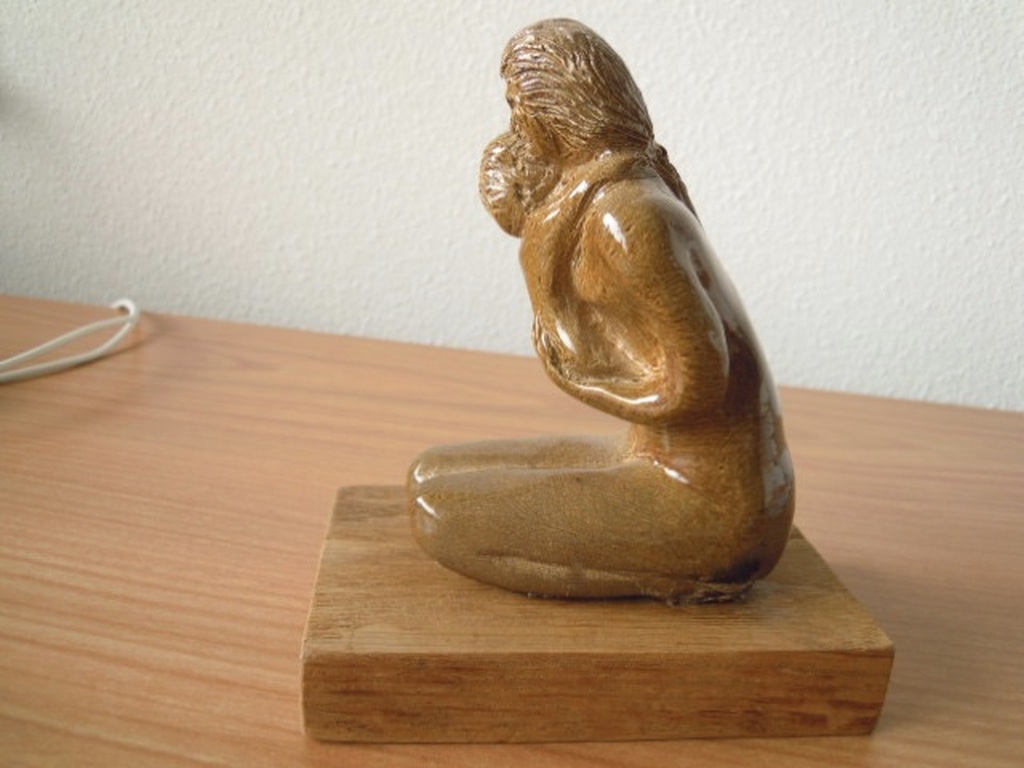 Handgemaakt keramiek beeldje  - MOEDER MET KIND - 15 CM HOOG. kopen? Bied vanaf 25!