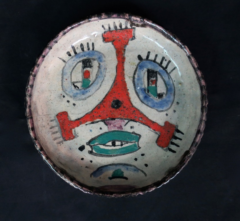 Harm Kamerlingh: Geglazuurd en polychroom beschilderd schaaltje van aardewerk kopen? Bied vanaf 1!