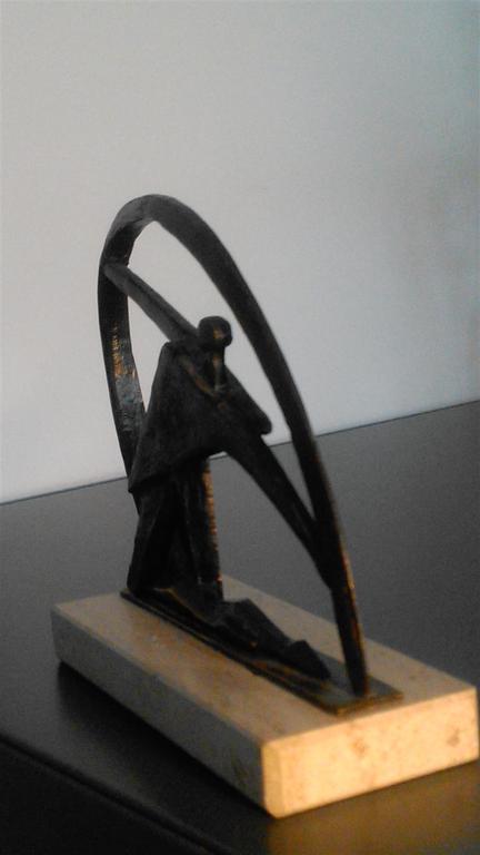 Bronzen beeldje op natuurstenen sokkel :knielende man onder boog kopen? Bied vanaf 17!