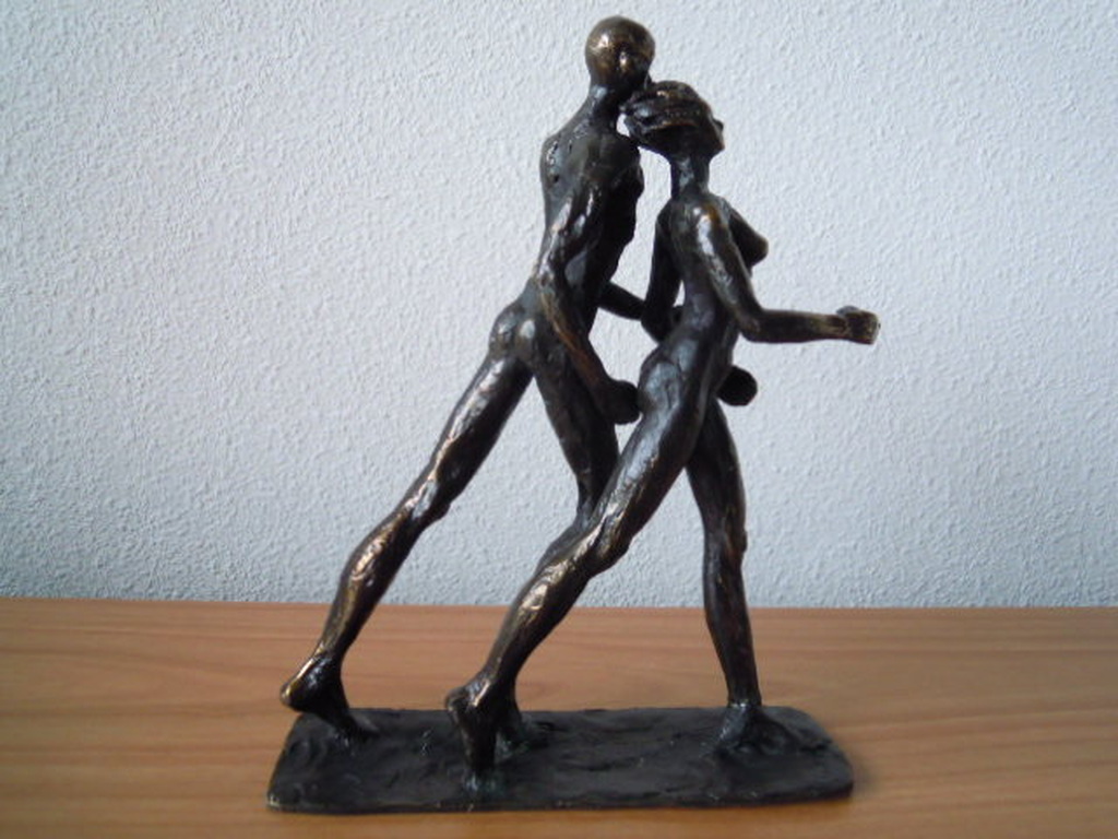 Prachtig beeld  man en vrouw 20 cm hoog - kunstenaar onbekend. verkocht voor € 65!