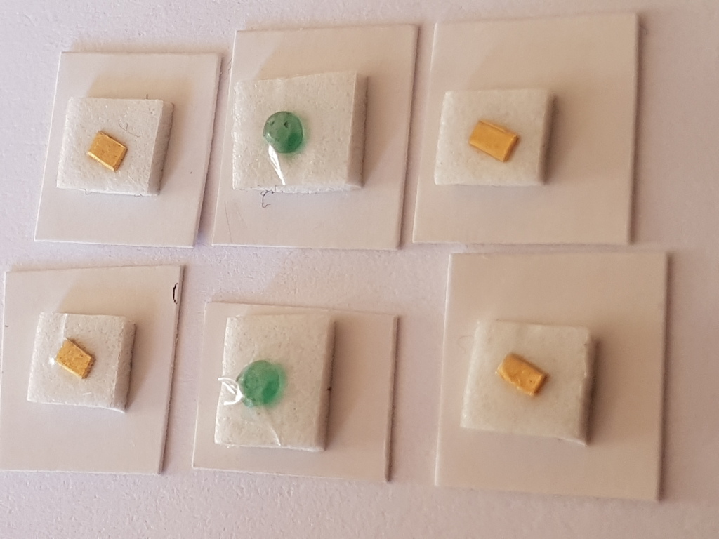 Twee colombiaanse smaragden en vier Australische  goudstaaf 999 kopen? Bied vanaf 1!