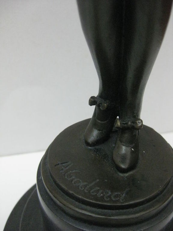 Bronzen sculptuur van een vrouw op een marmeren voetstuk - 20e eeuw kopen? Bied vanaf 195!