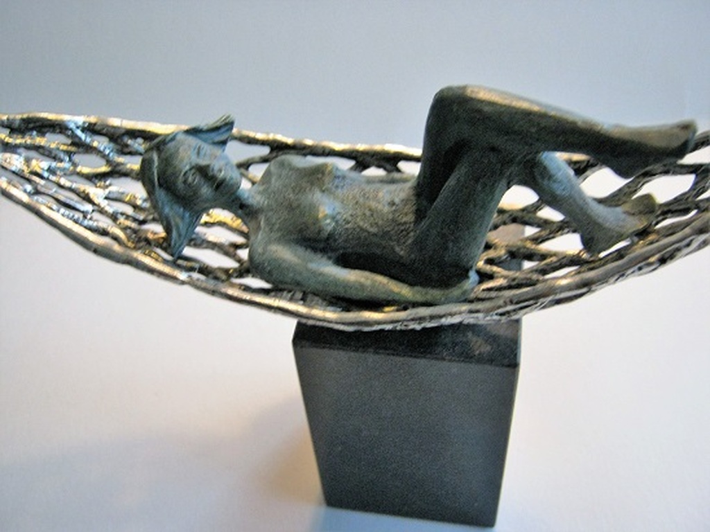 Corry Ammerlaan--brons en tin--de zomer was toch heerlijk( hangmat op sokkel) kopen? Bied vanaf 125!