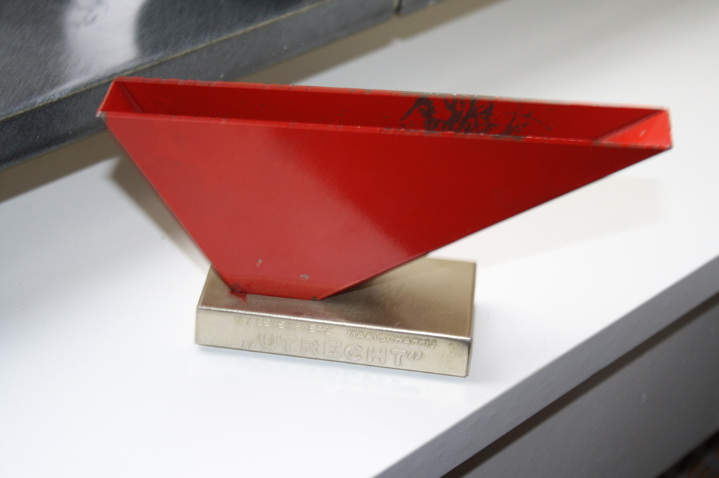 WIM RIETVELD - METALEN DESIGN BRIEFHOUDER 1965 kopen? Bied vanaf 60!