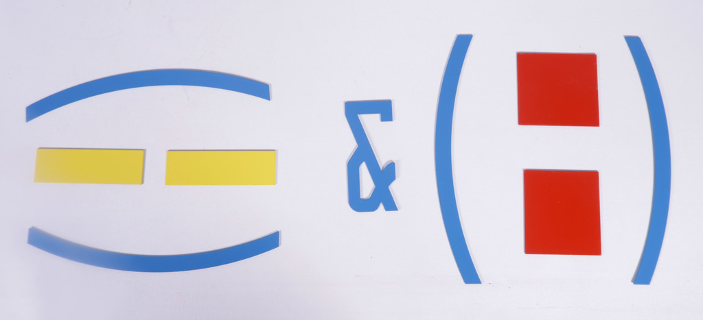 Lawrence Weiner: Lak op roestvrij staal, 9-delig, Art meets Science verkocht voor € 150!