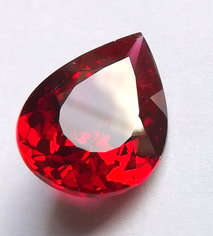 Natuurlijke Rode Topaas van 24.80 karaat kopen? Bied vanaf 1!