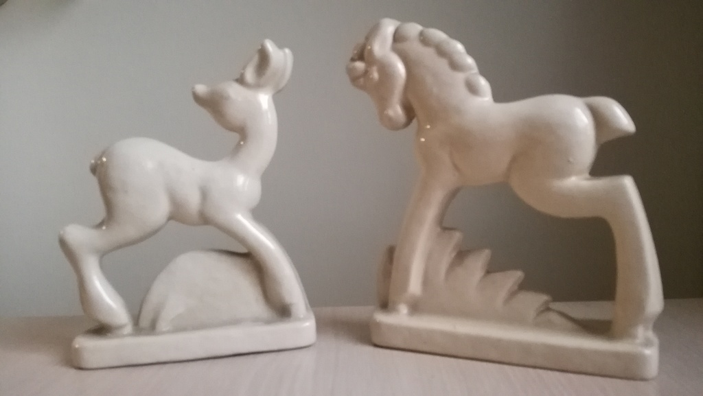 Onbekend kunstenaar, porcelein, 2 Art Déco decoratie dieren in faiance porcelein verkocht voor € 50!