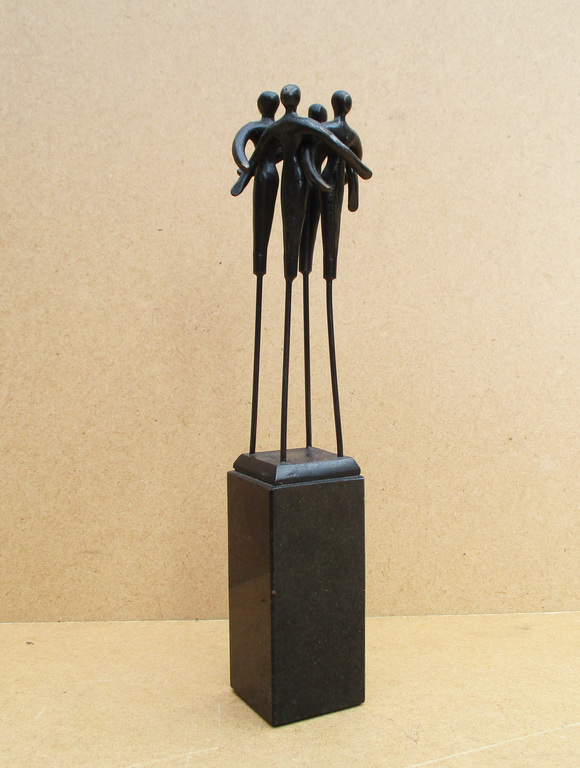 Corrie Ammerlaan-van Niekerk: figuratief beeldje op sokkel kopen? Bied vanaf 15!