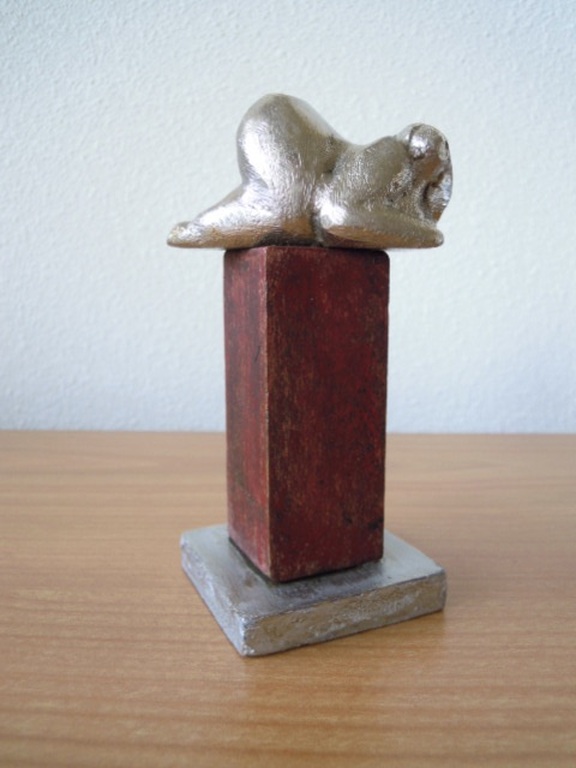 Prachtig beeldje - DIKKE DAME - op houten sokkel 12 cm hoog.  kopen? Bied vanaf 1!