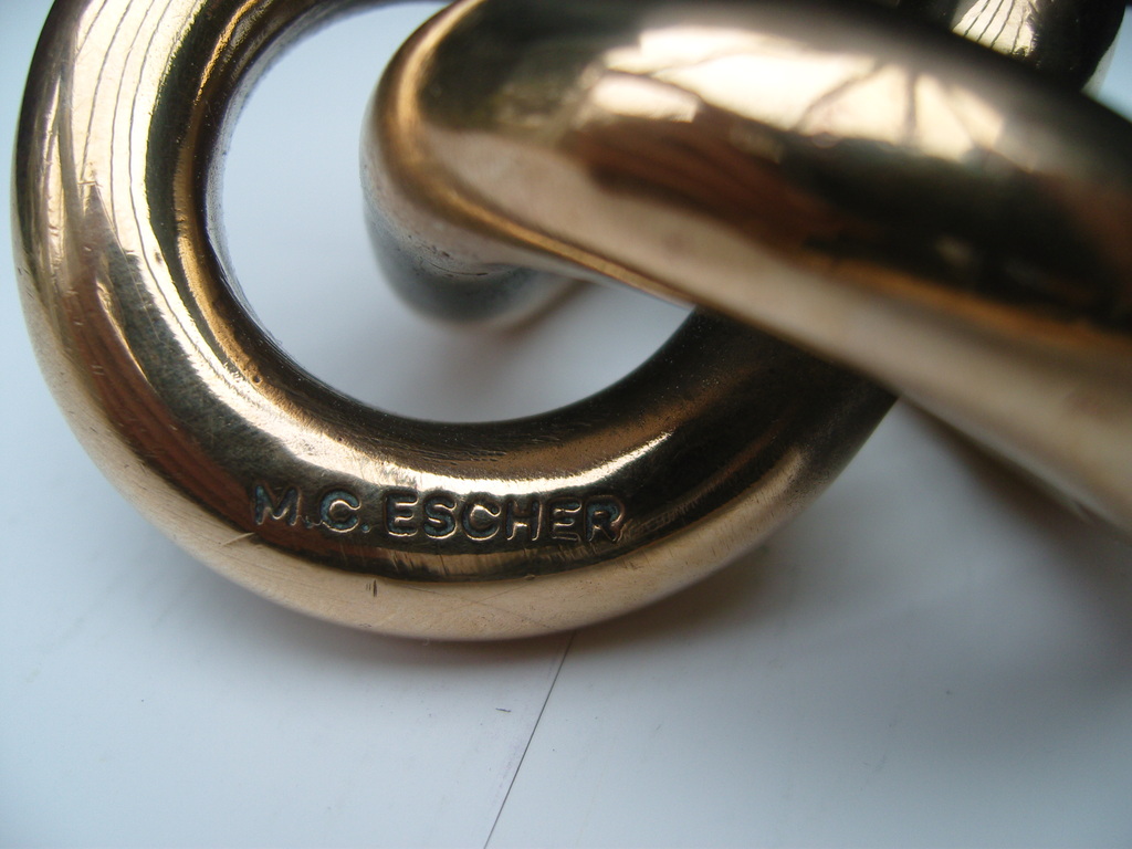 M C Escher: Oneindige knoop in brons kopen? Bied vanaf 60!