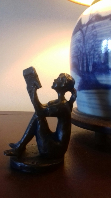 Verbronsde sculptuur - Meisje met boek - kopen? Bied vanaf 24!