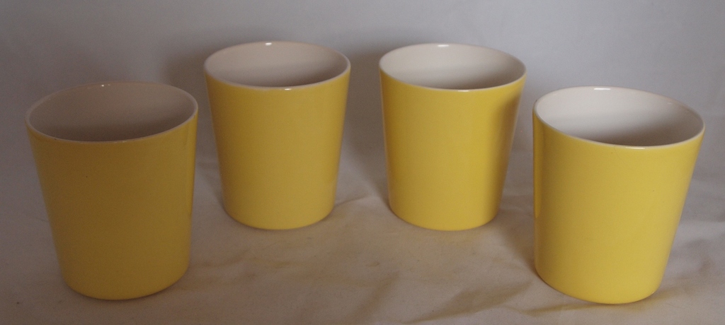 Fris Edam - vier gele witte aardewerken melkbekers kopen? Bied vanaf 1!