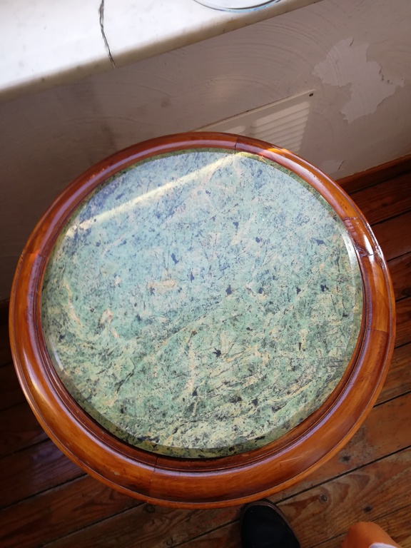 prachtig rustiek massief houten bijzet tafel met marmeren blad kopen? Bied vanaf 50!