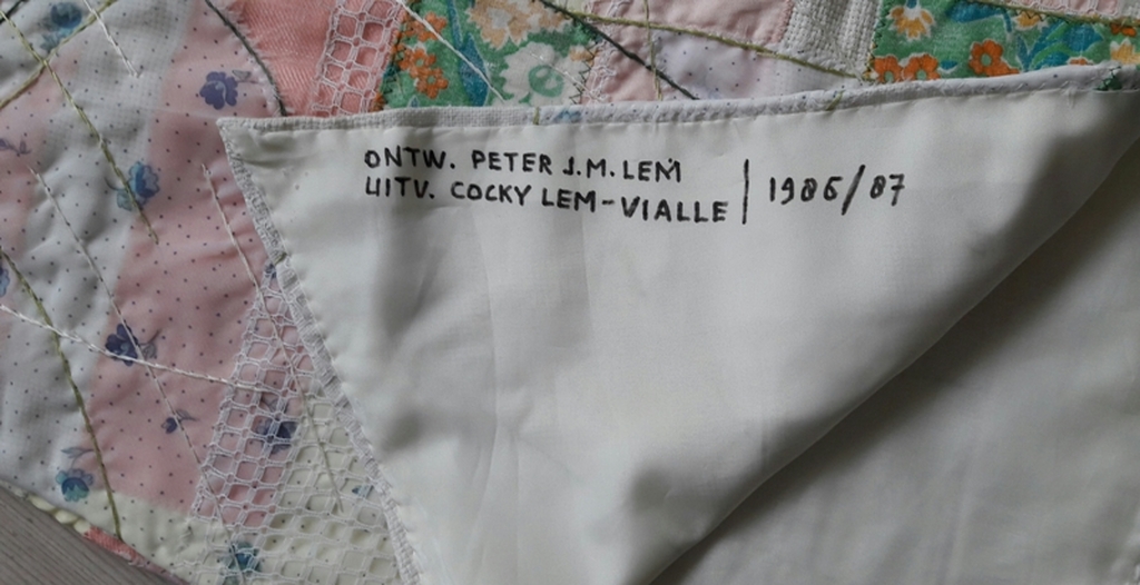 Peter Lem  : Textielwerk met Symbolische figuren , Kimono model  kopen? Bied vanaf 80!