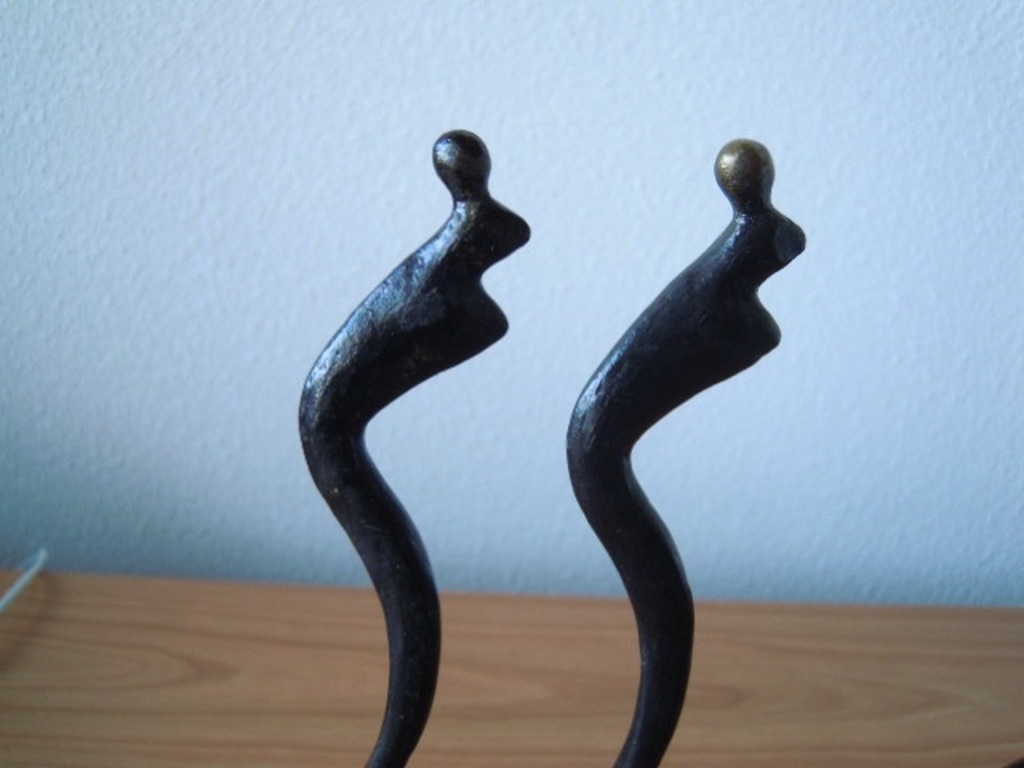 2 Beeldjes Corry Ammerlaan - 21 cm hoog - gesigneerd. kopen? Bied vanaf 35!