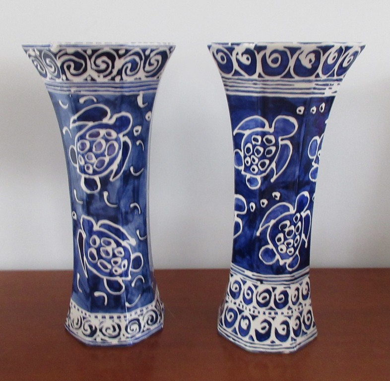 Ongespecificeerd - Twee grote studio aardewerken blauw witte handbeschilderde octogonale vazen kopen? Bied vanaf 1!