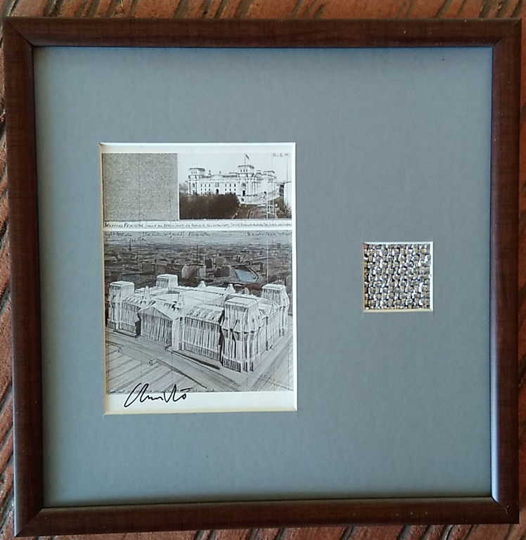 ingepakte Reichstag Berlijn. Offsetkaart en stuk stof- handgesigneerd verkocht voor € 75!
