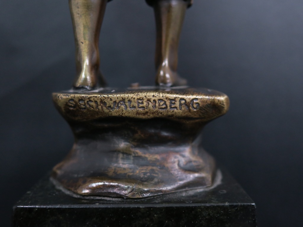 Spiro Schwatenberg: Gepatineerd bronzen sculptuur, Jongen met boek kopen? Bied vanaf 1!