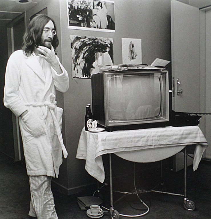 Nico Koster – John Lennon tijdens bed peace, foto, gesigneerd en genummerd verkocht voor € 140!